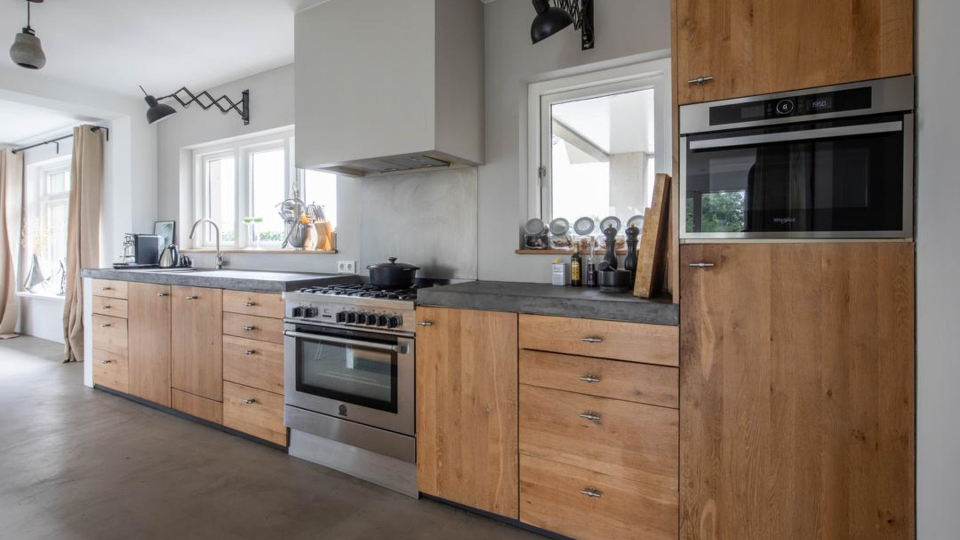 Influencer Vita Cleo Boers koopt indrukwekkende villa aan de Amstel. Zie foto’s 6