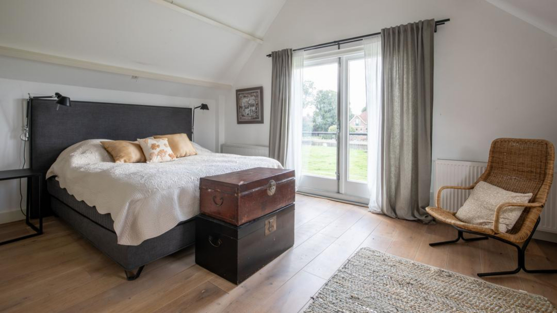 Influencer Vita Cleo Boers koopt indrukwekkende villa aan de Amstel. Zie foto’s 9