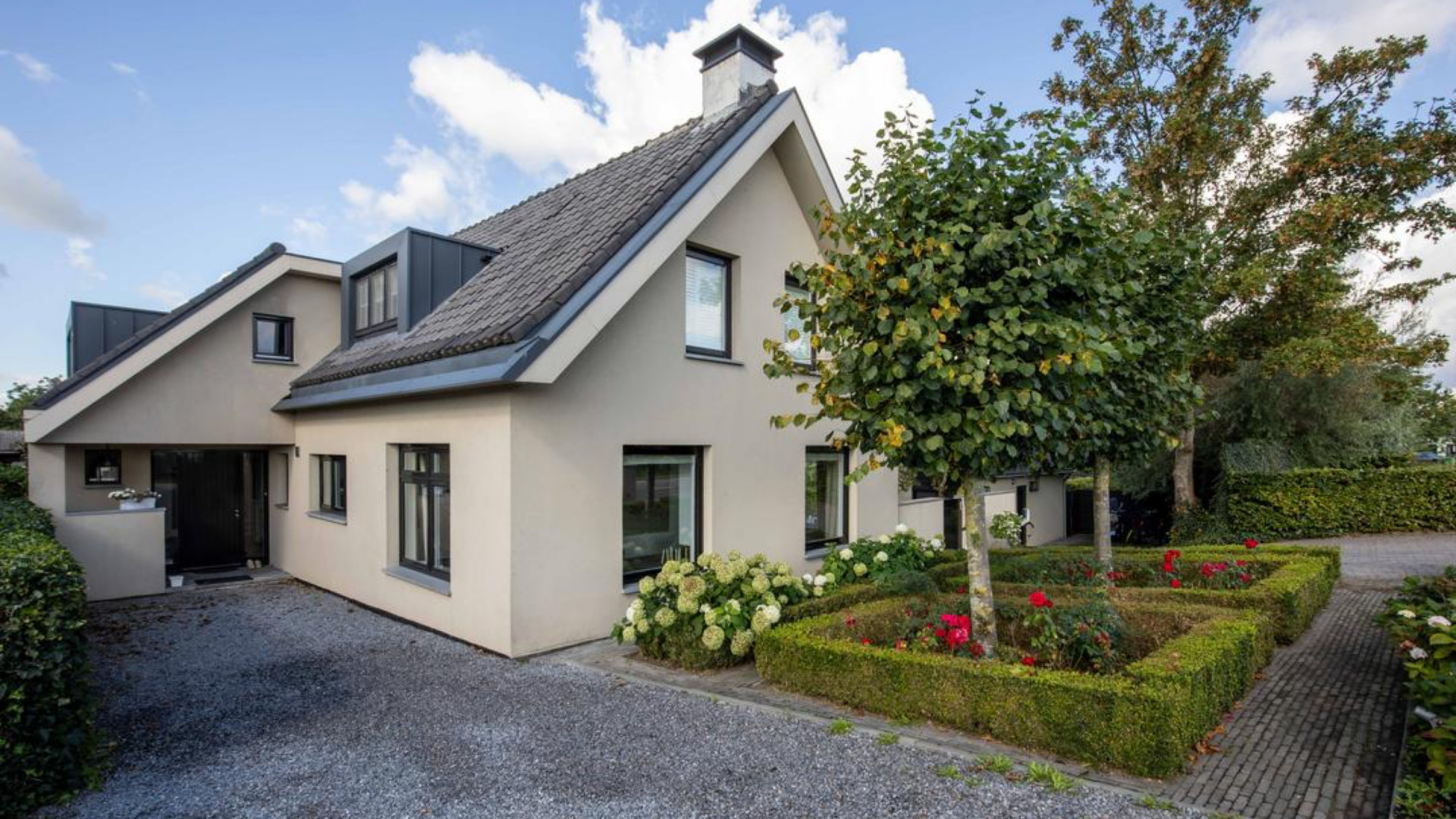 Influencer Vita Cleo Boers koopt indrukwekkende villa aan de Amstel. Zie foto’s 3