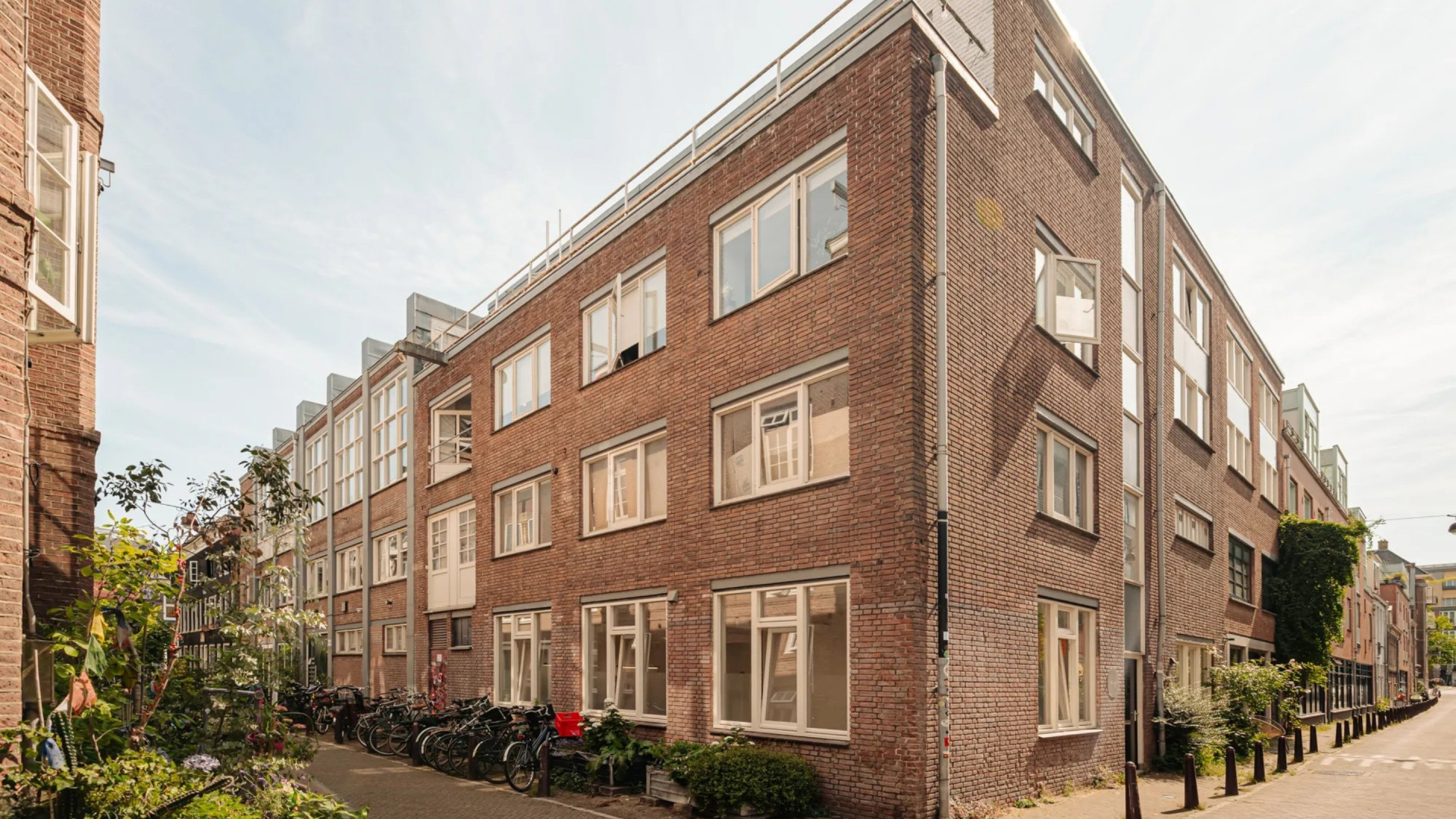 Voetballer Donyell Malen zet zijn prachtige miljoenenappartement in Amsterdam te koop. Zie foto’s 2