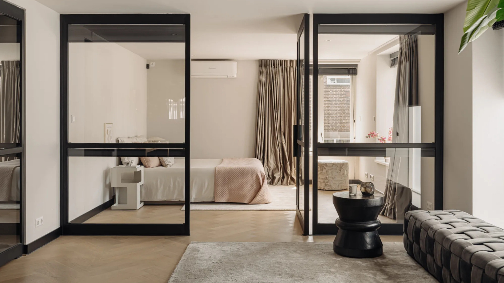 Voetballer Donyell Malen zet zijn prachtige miljoenenappartement in Amsterdam te koop. Zie foto’s 5