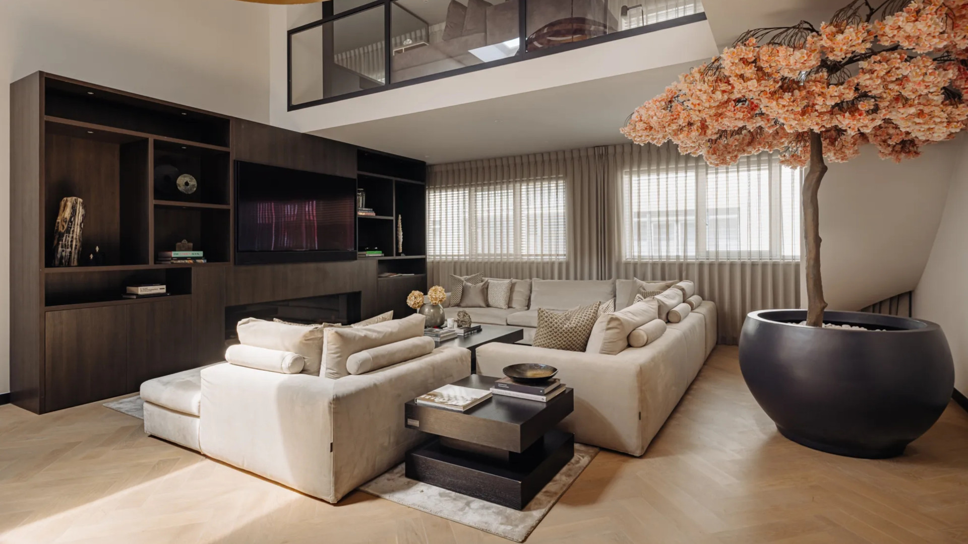 Voetballer Donyell Malen zet zijn prachtige miljoenenappartement in Amsterdam te koop. Zie foto’s 7
