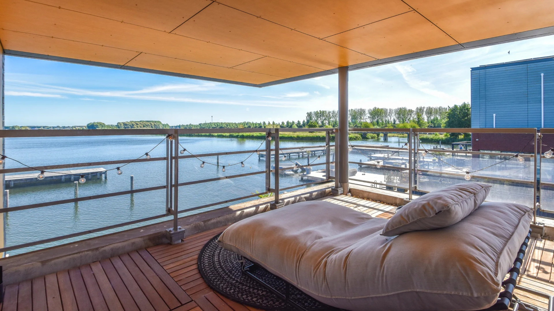 Steven Jansen en Dionne Stax zetten hun prachtige watervilla in Almere te koop. Zie foto’s 11