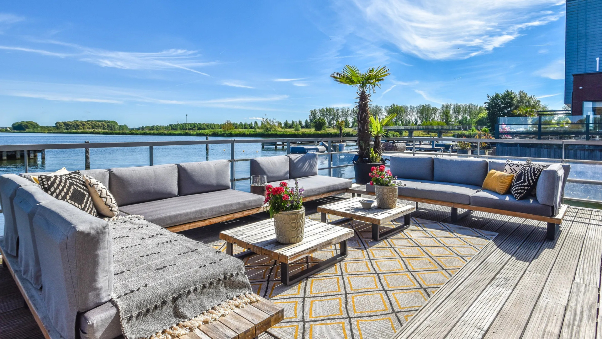 Steven Jansen en Dionne Stax zetten hun prachtige watervilla in Almere te koop. Zie foto’s 12