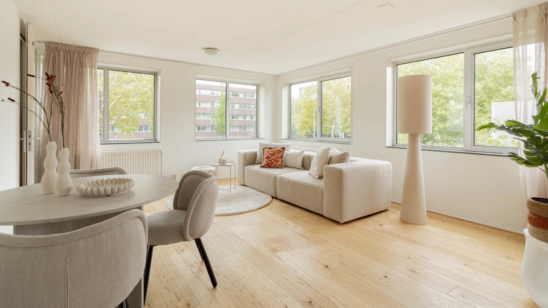 Edgar Davids zet zijn appartement bij het Amsterdamse Bos te koop. Zie de foto’s! 2