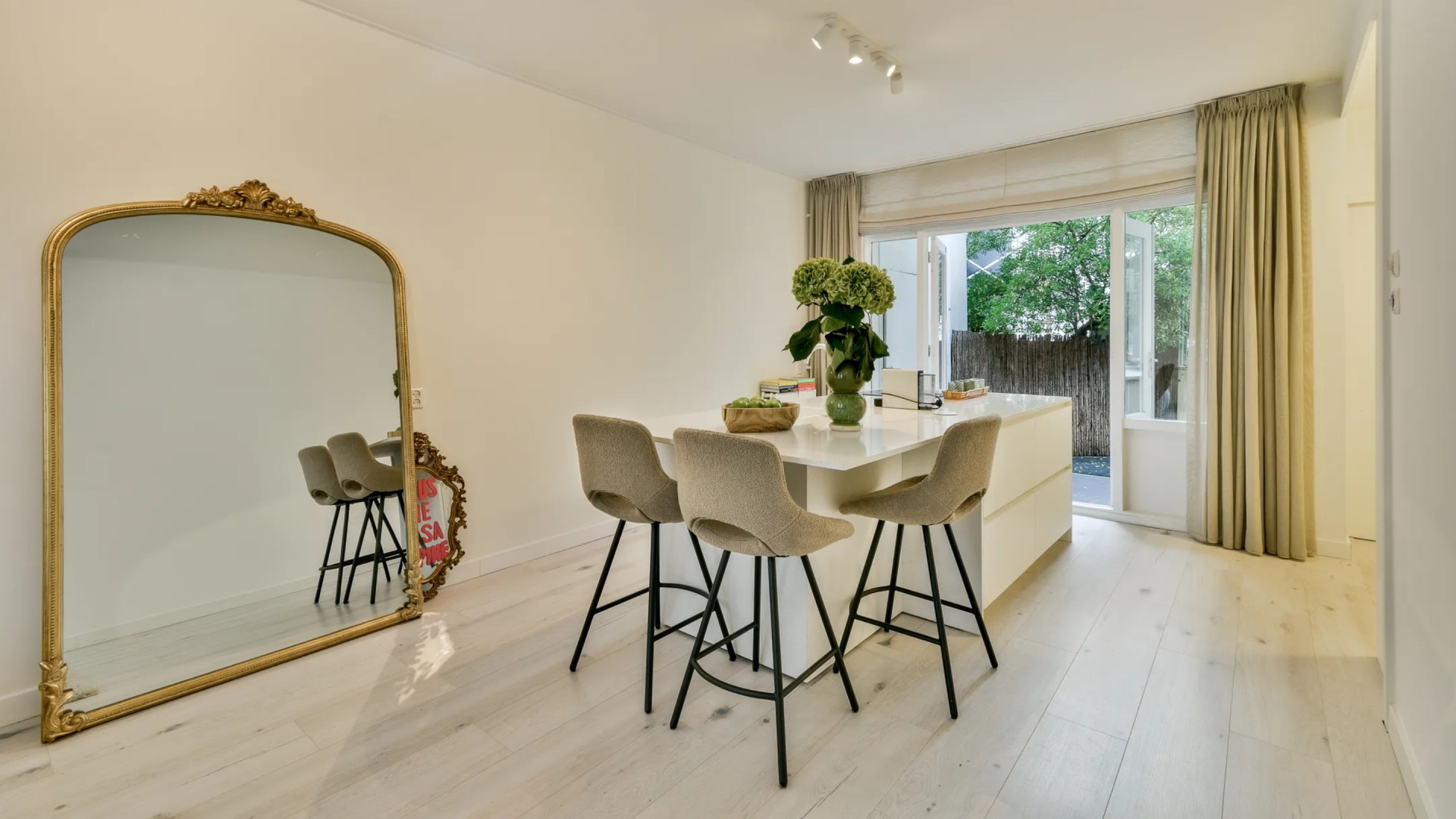 Binnenkijken bij Roxy Dekker: zo heeft de zangeres haar Amsterdamse woning ingericht. Zie de foto's 6