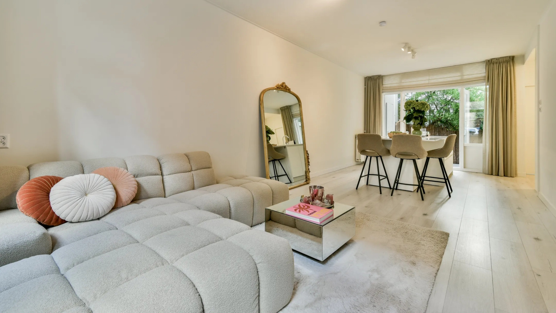 Zangeres Roxy Dekker zet na één jaar haar woning in Amsterdam alweer te koop. Zie foto’s 2