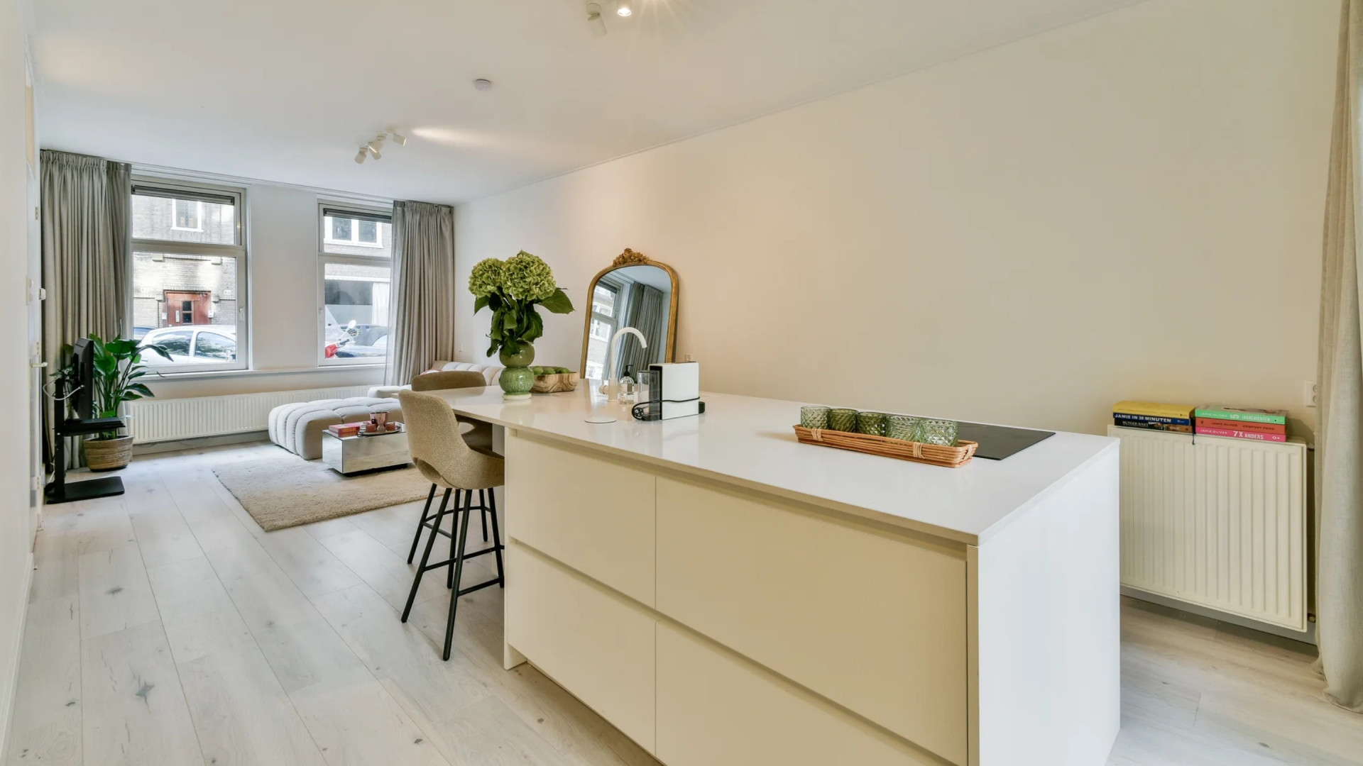 Zangeres Roxy Dekker zet na één jaar haar woning in Amsterdam alweer te koop. Zie foto’s 3