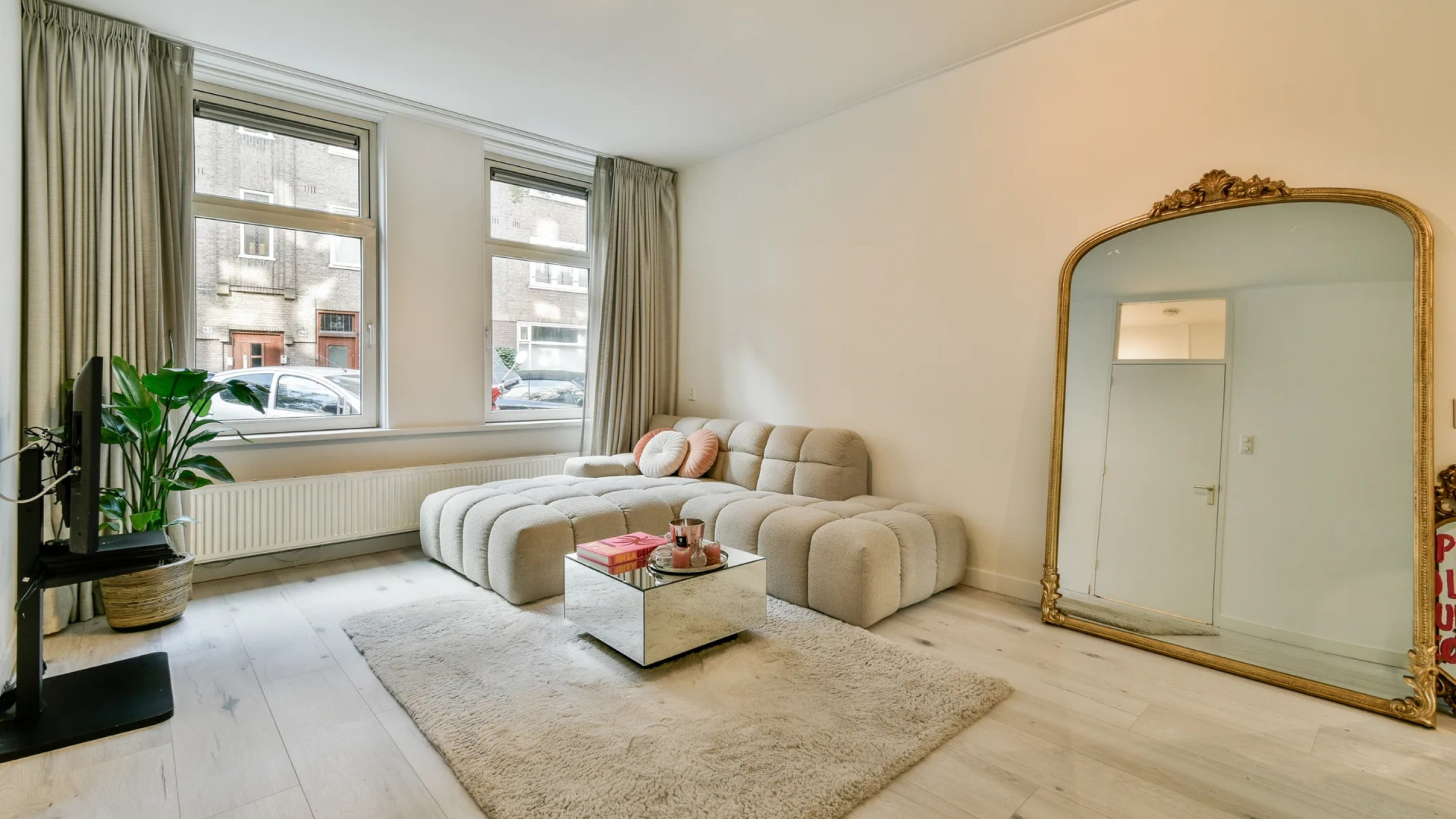 Zangeres Roxy Dekker zet na één jaar haar woning in Amsterdam alweer te koop. Zie foto’s 4