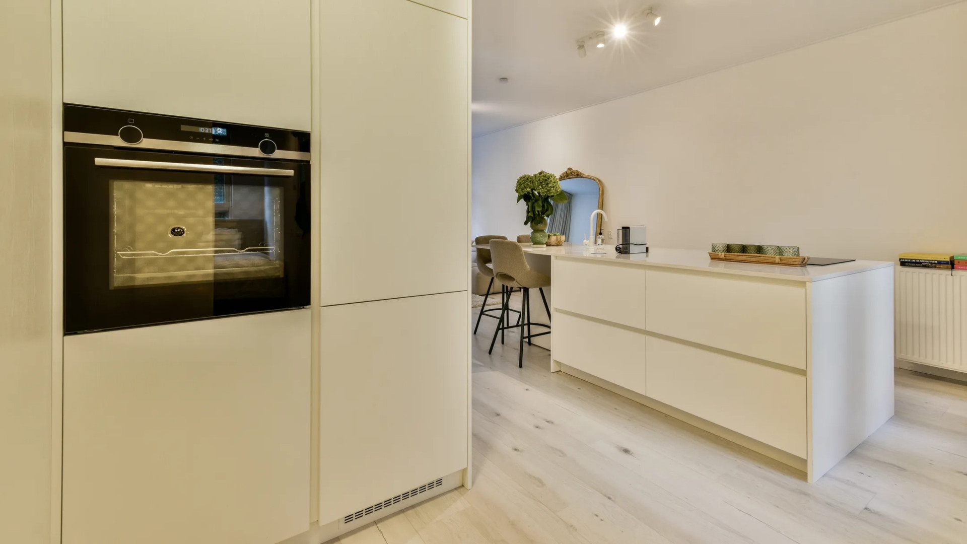 Zangeres Roxy Dekker zet na één jaar haar woning in Amsterdam alweer te koop. Zie foto’s 5