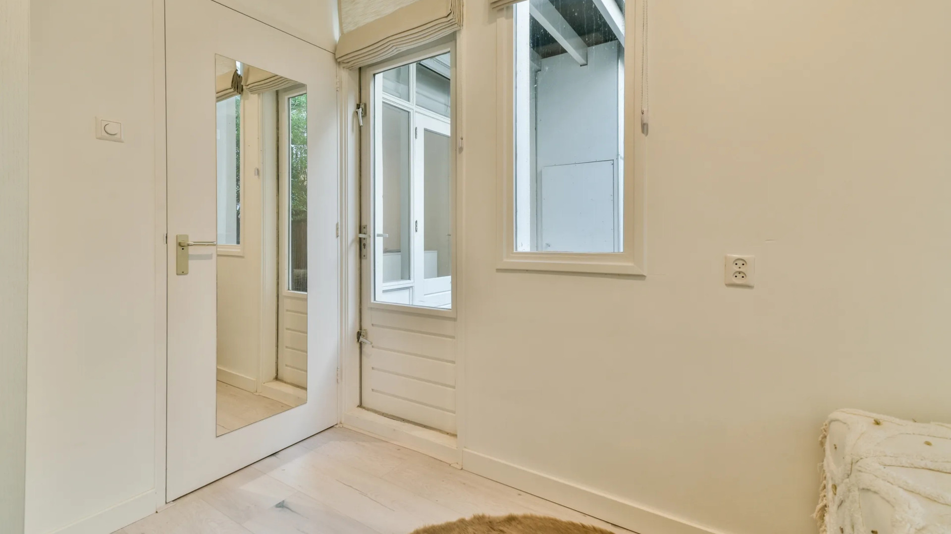 Zangeres Roxy Dekker zet na één jaar haar woning in Amsterdam alweer te koop. Zie foto’s 7