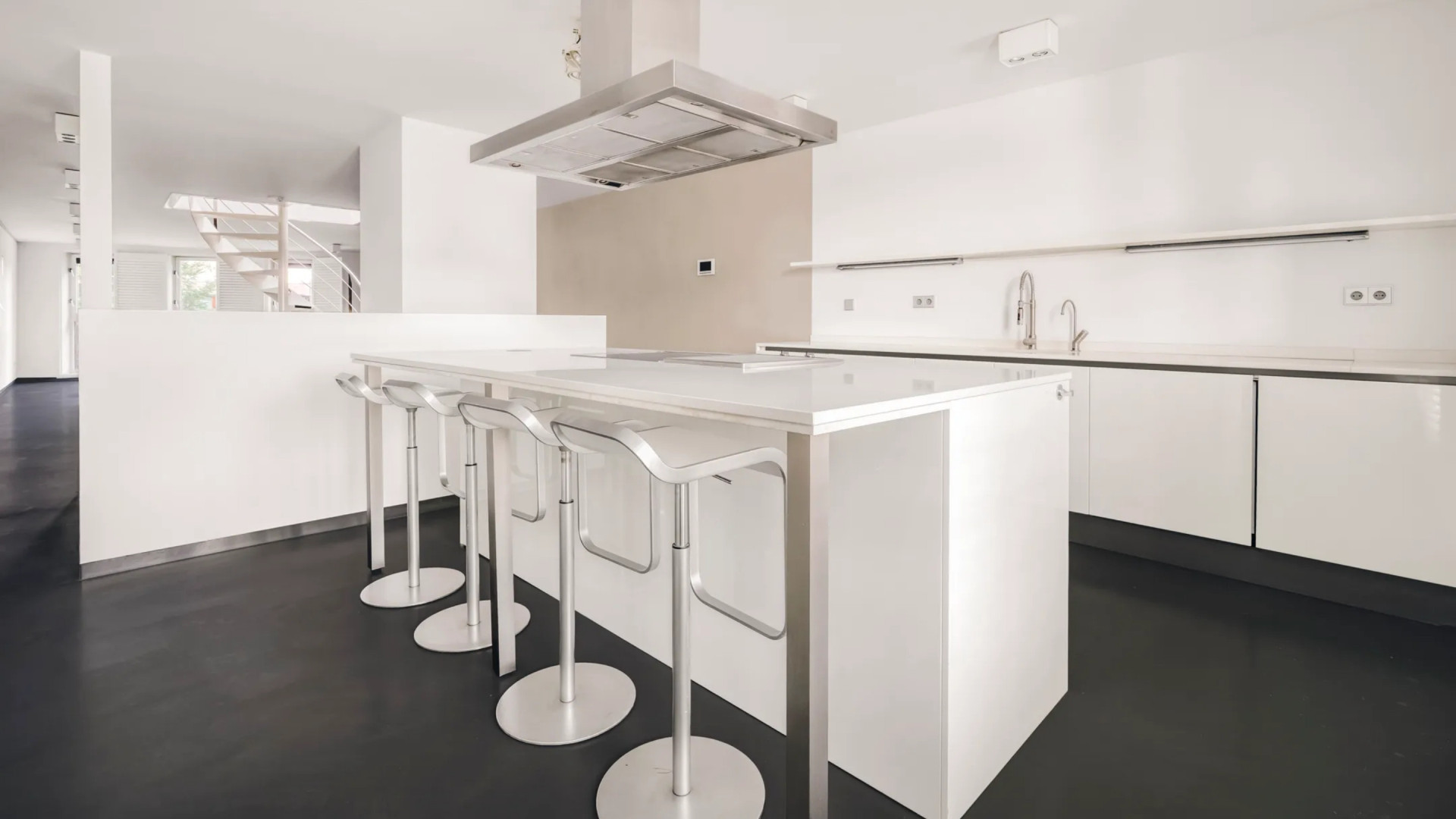 Verkoopt Najib Amhali nu zijn appartement om een schuld af te lossen? Zie foto’s 5