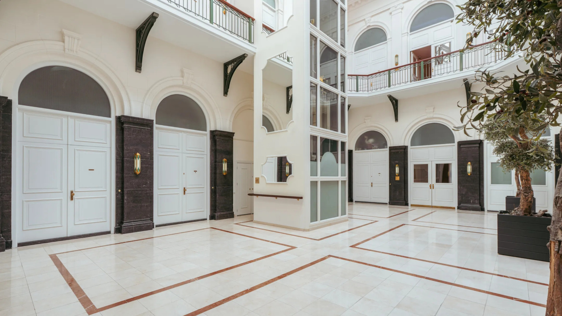 Voormalige vrijgezellen appartement Johnny de Mol stevig afgeprijsd. Zie foto's 2