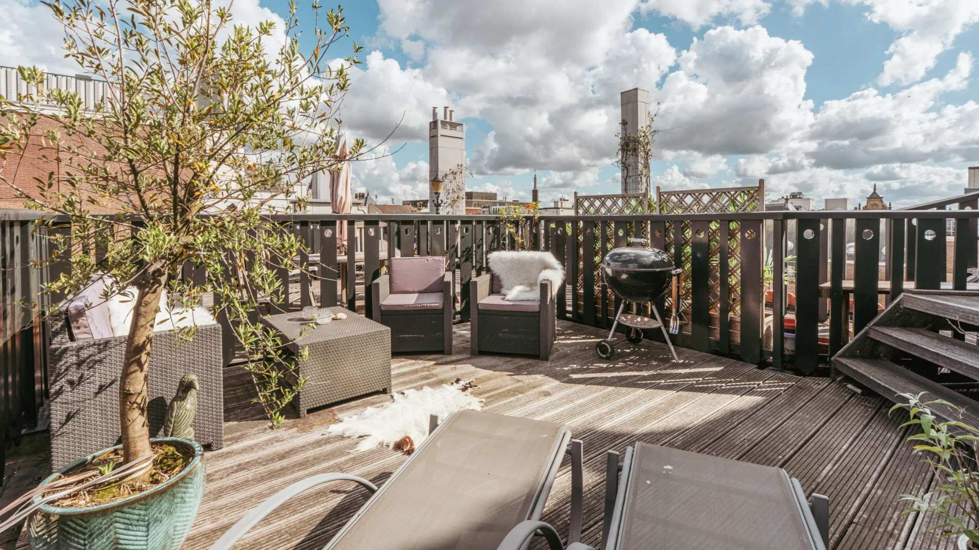 Voormalige vrijgezellen appartement Johnny de Mol stevig afgeprijsd. Zie foto's 9