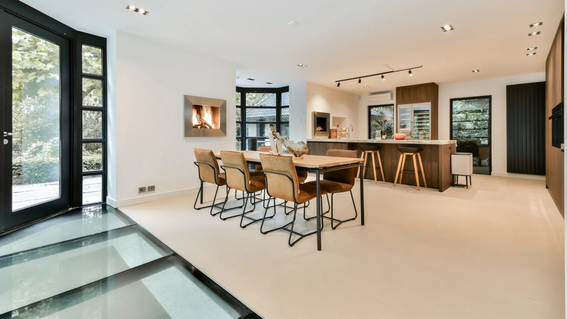 Voormalige villa van Gordon te koop voor een prijs waarvan hij kon dromen. Zie foto’s 2
