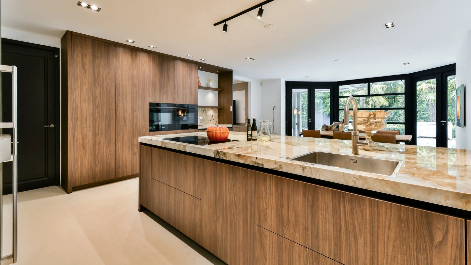 Voormalige villa van Gordon te koop voor een prijs waarvan hij kon dromen. Zie foto’s 6