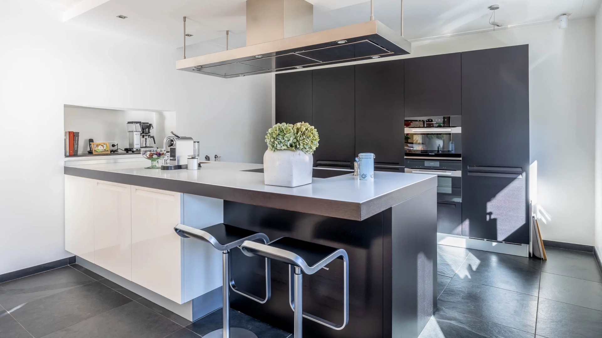 Marvin Breukhoven koopt zeer luxe twee-onder-één-kapwoning voor meer dan een miljoen. Zie foto’s 5