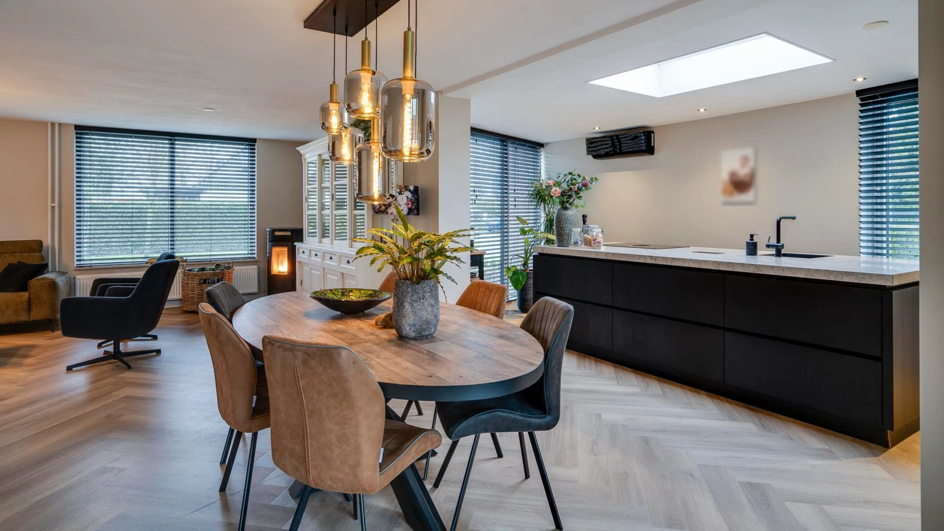 Nienke Wijnhoven, vermeend slachtoffer van Jeroen Rietbergen, koopt luxe vrijstaande villa. Zie foto’s 2