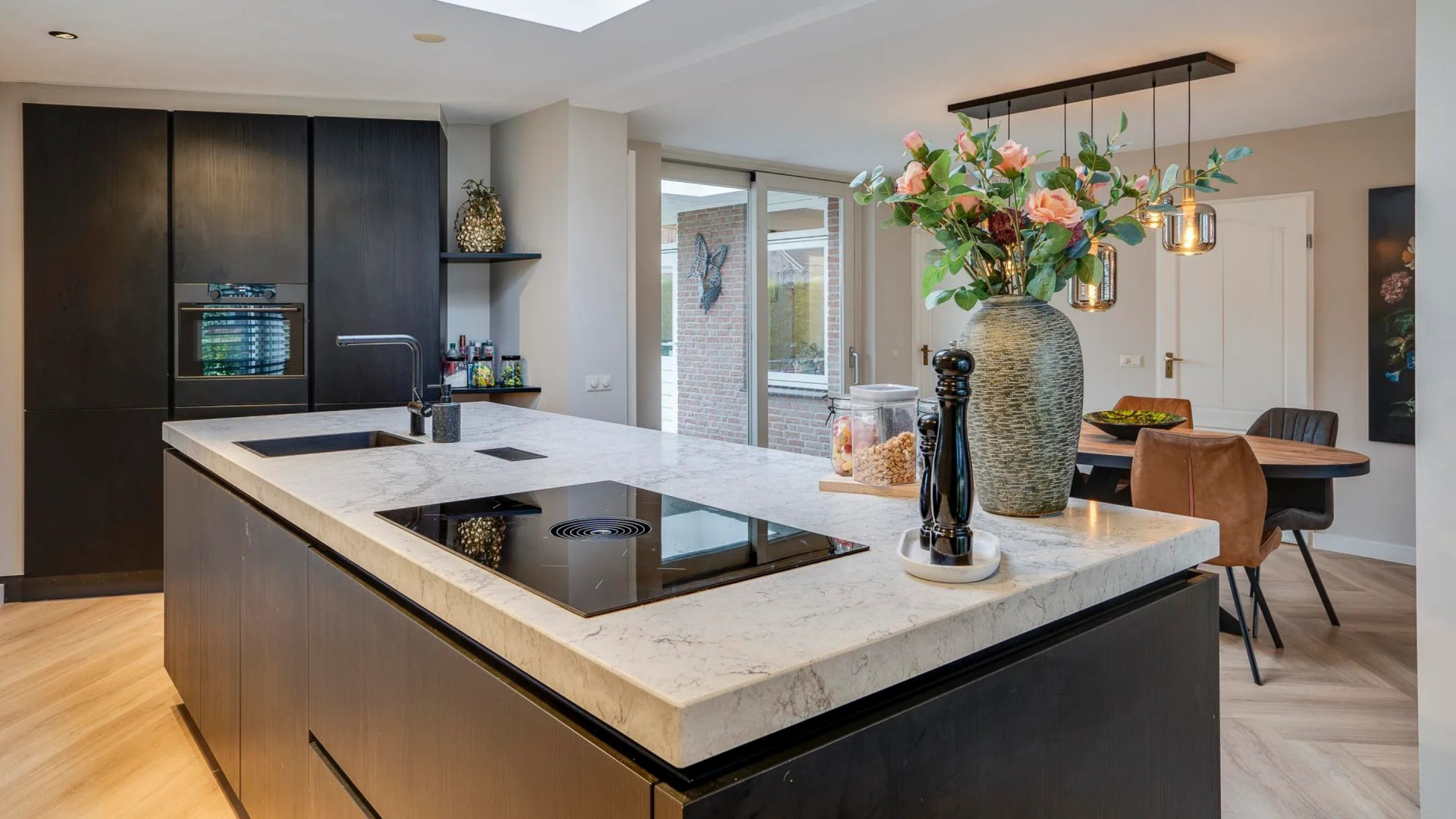 Nienke Wijnhoven, vermeend slachtoffer van Jeroen Rietbergen, koopt luxe vrijstaande villa. Zie foto’s 4