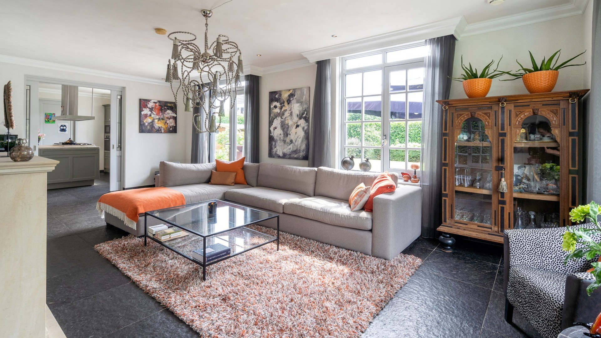 Binnenkijken in kapitale villa van cabaretier Patrick Laureij de man die vrouw met hulphond de zaal uitstuurde. Zie foto's 3