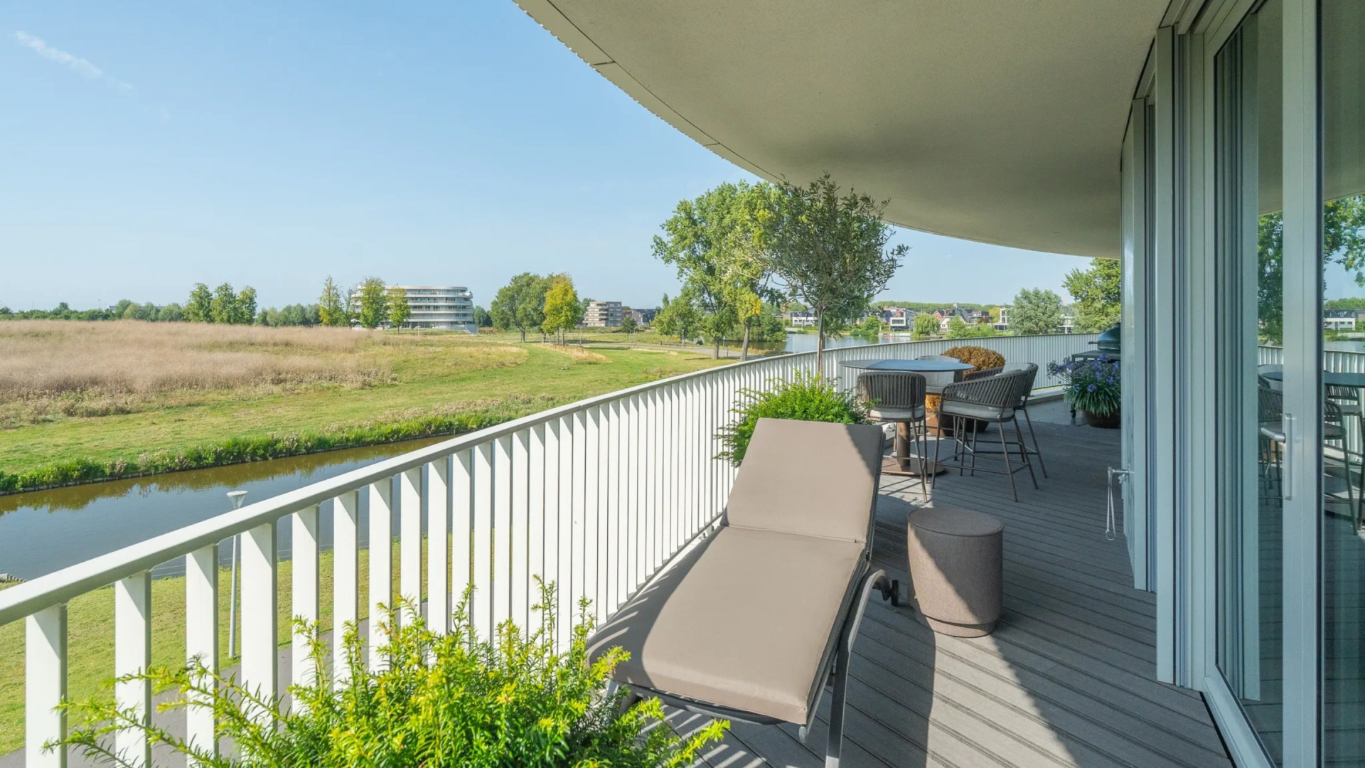 Ruth Jacott zet haar op landgoed gelegen luxe appartement in Rotterdam te koop. Zie foto’s 9