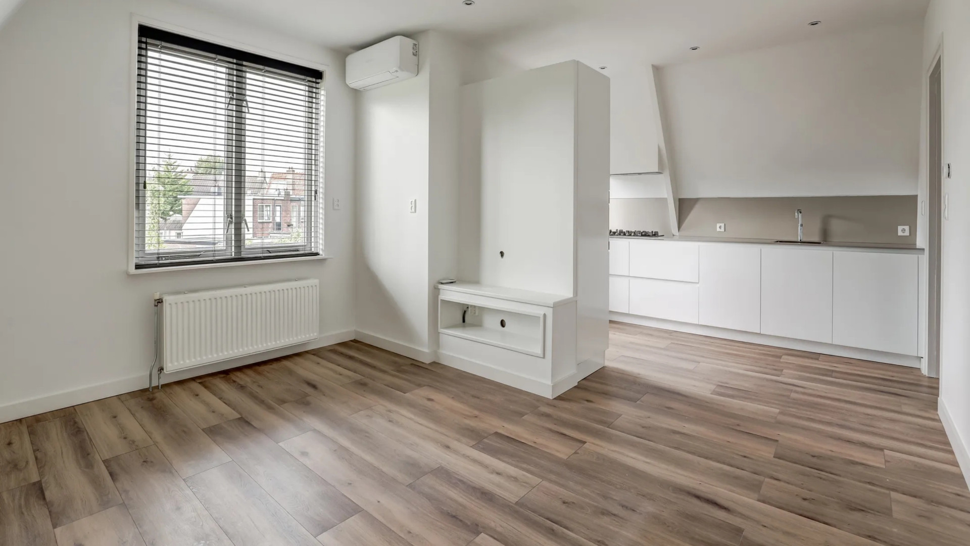 Ajax-speler Steven Berghuis zet zijn knusse woning in Deventer te koop. Zie foto’s 3