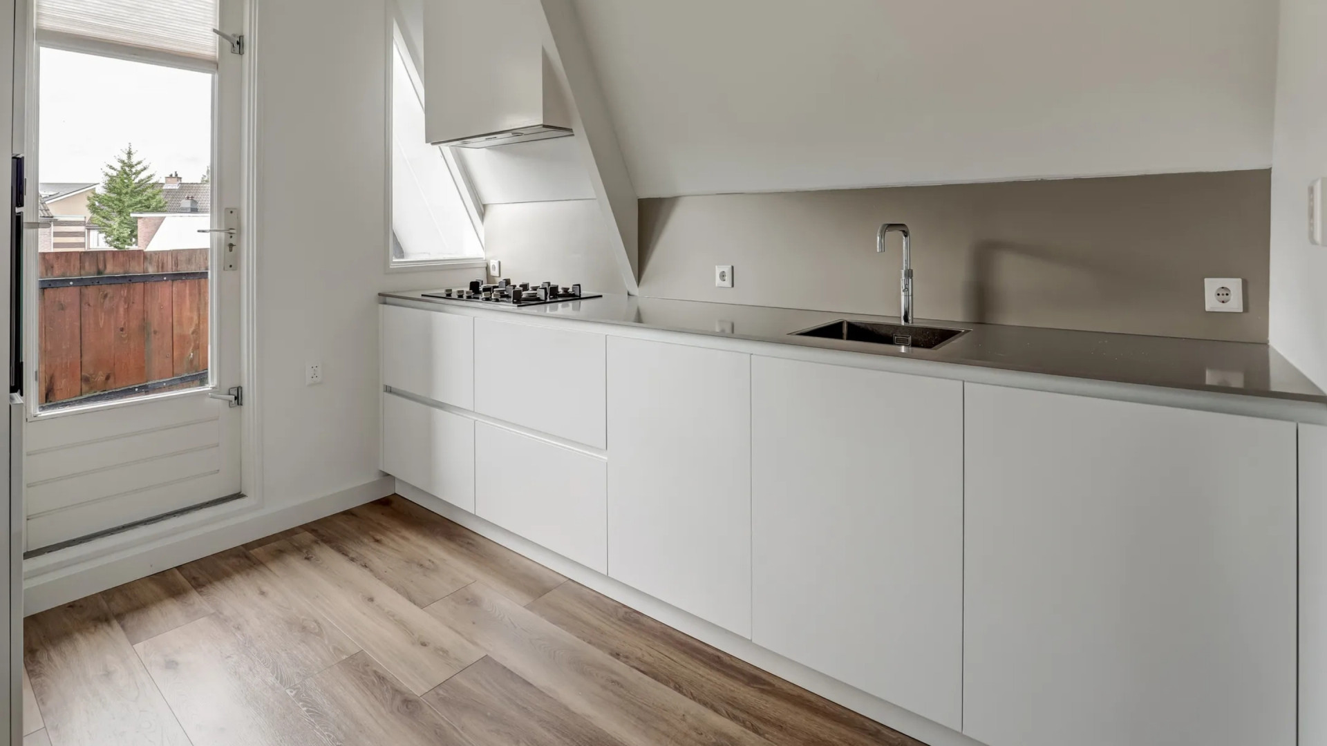 Ajax-speler Steven Berghuis zet zijn knusse woning in Deventer te koop. Zie foto’s 4