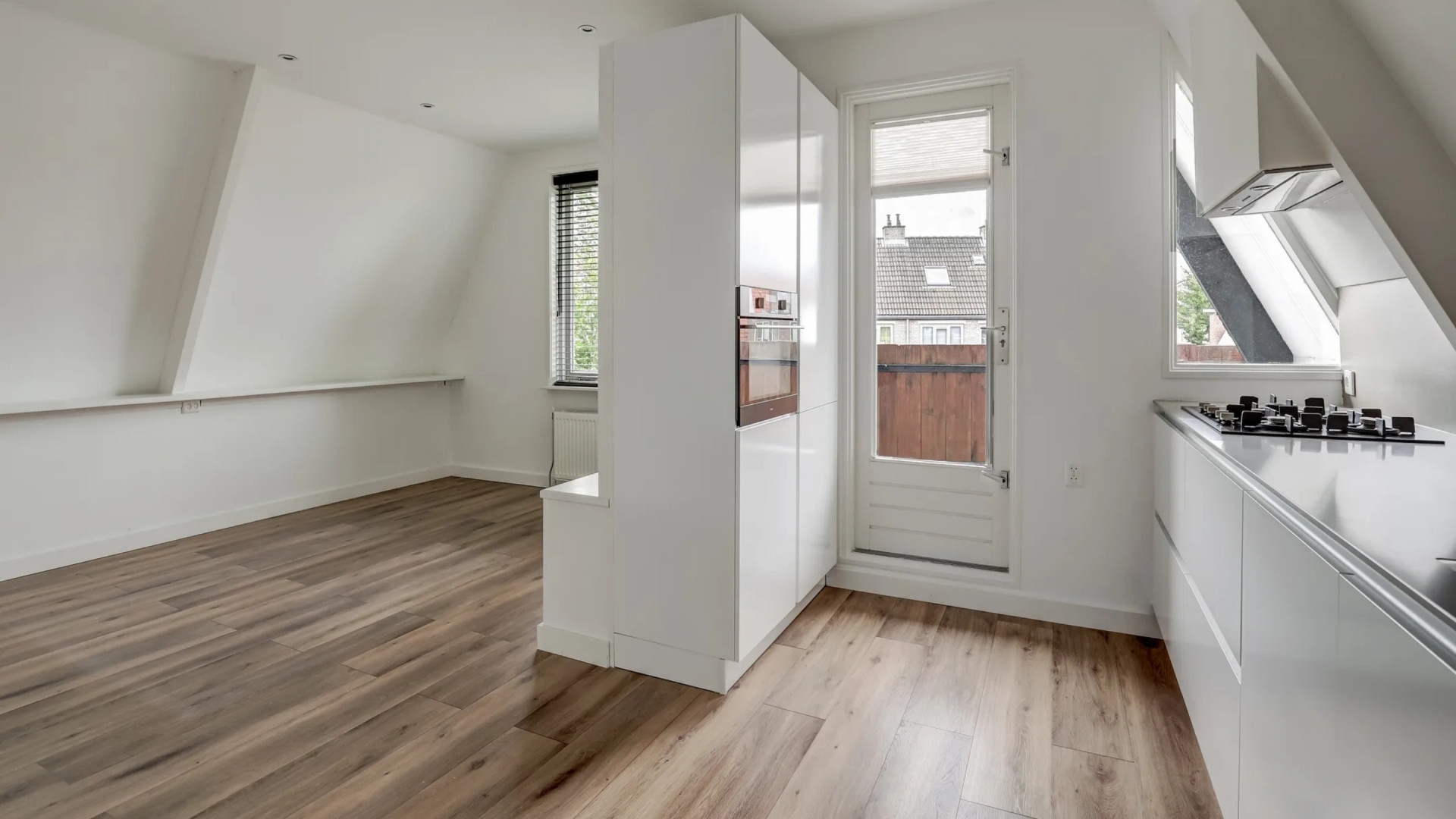 Ajax-speler Steven Berghuis zet zijn knusse woning in Deventer te koop. Zie foto’s 5