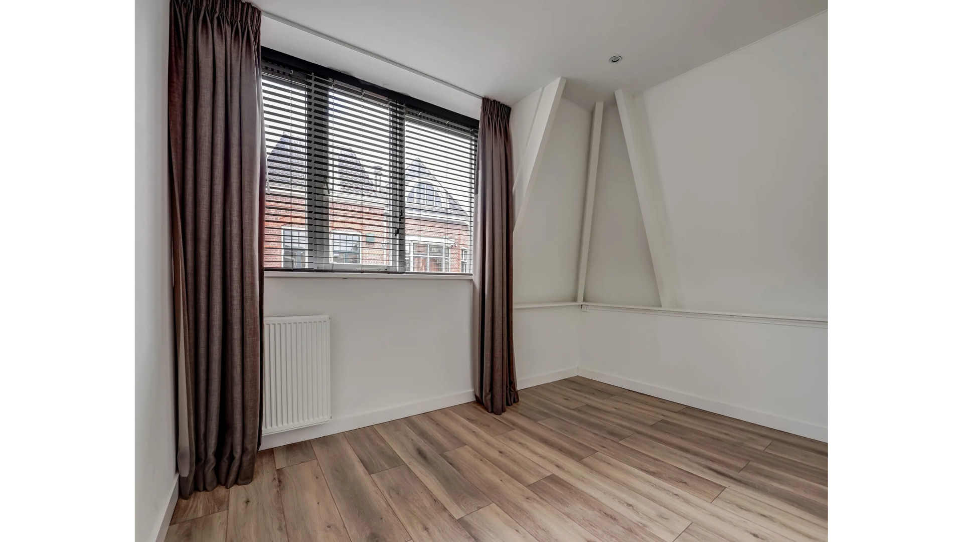 Ajax-speler Steven Berghuis zet zijn knusse woning in Deventer te koop. Zie foto’s 6