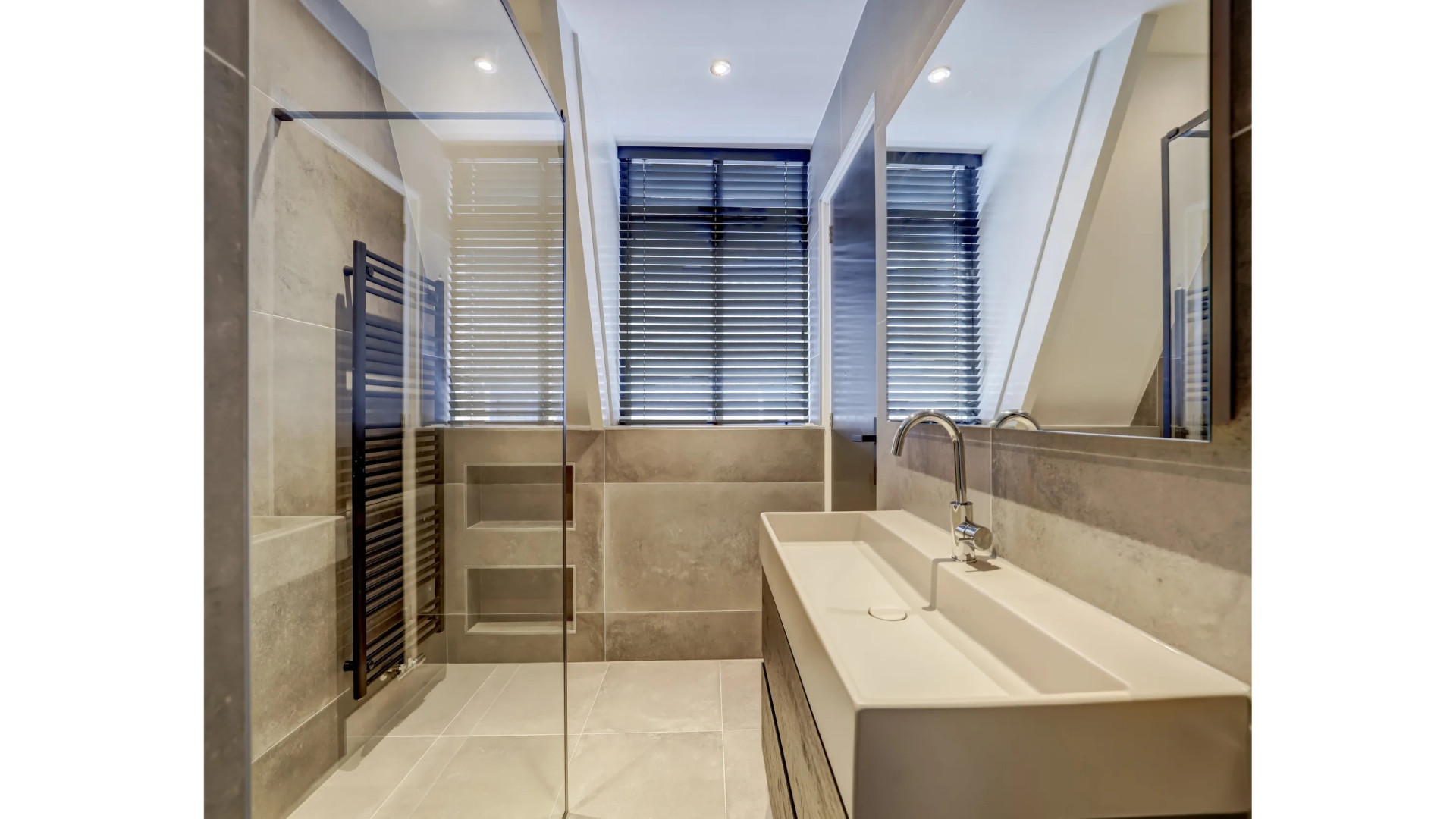 Ajax-speler Steven Berghuis zet zijn knusse woning in Deventer te koop. Zie foto’s 7