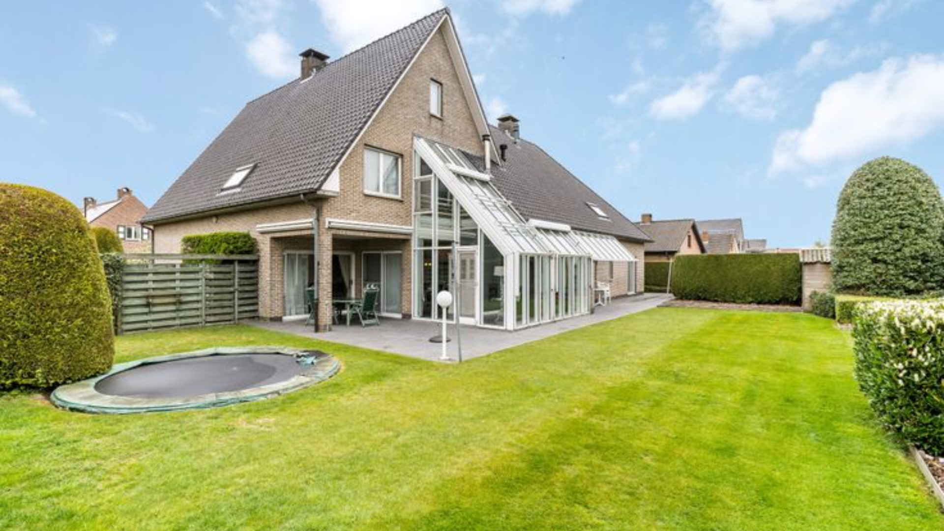 Binnenkijken in net gekochte buitenlandse villa van Roy Donders. Zie foto's 10