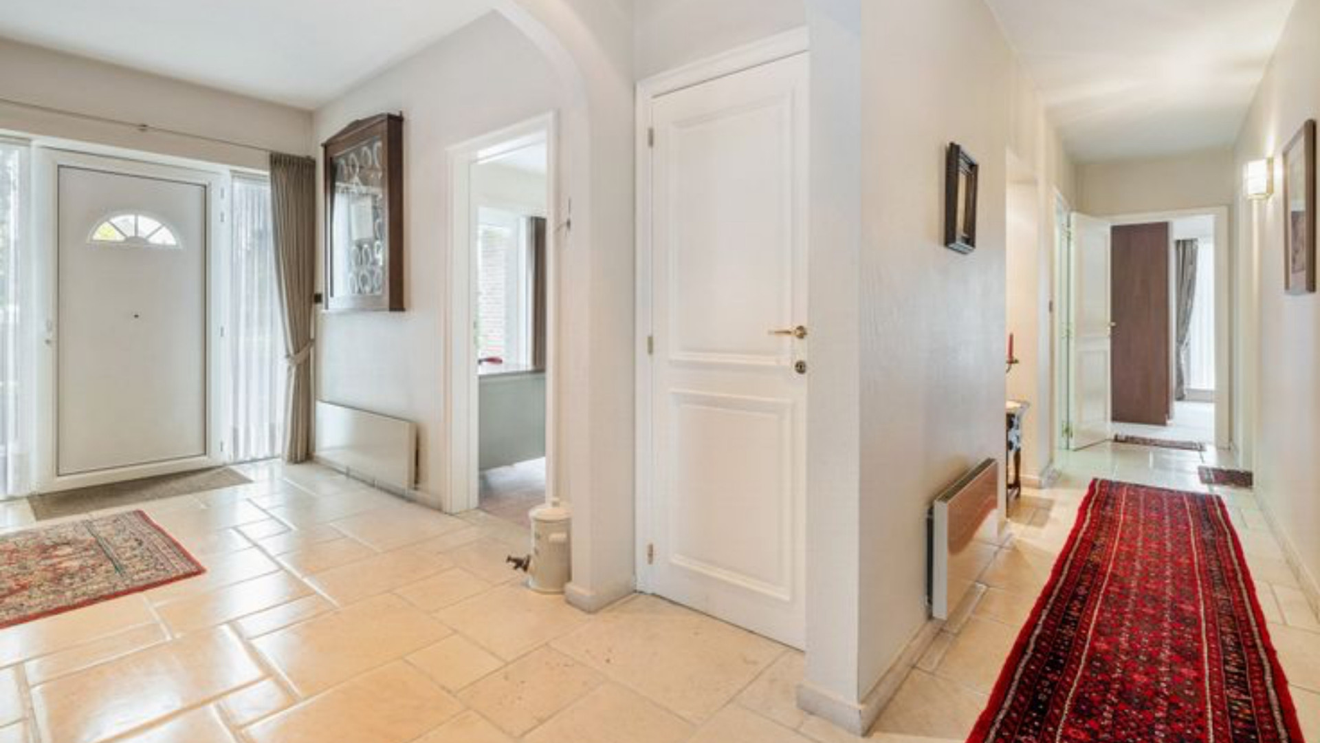 Binnenkijken in net gekochte buitenlandse villa van Roy Donders. Zie foto's 2