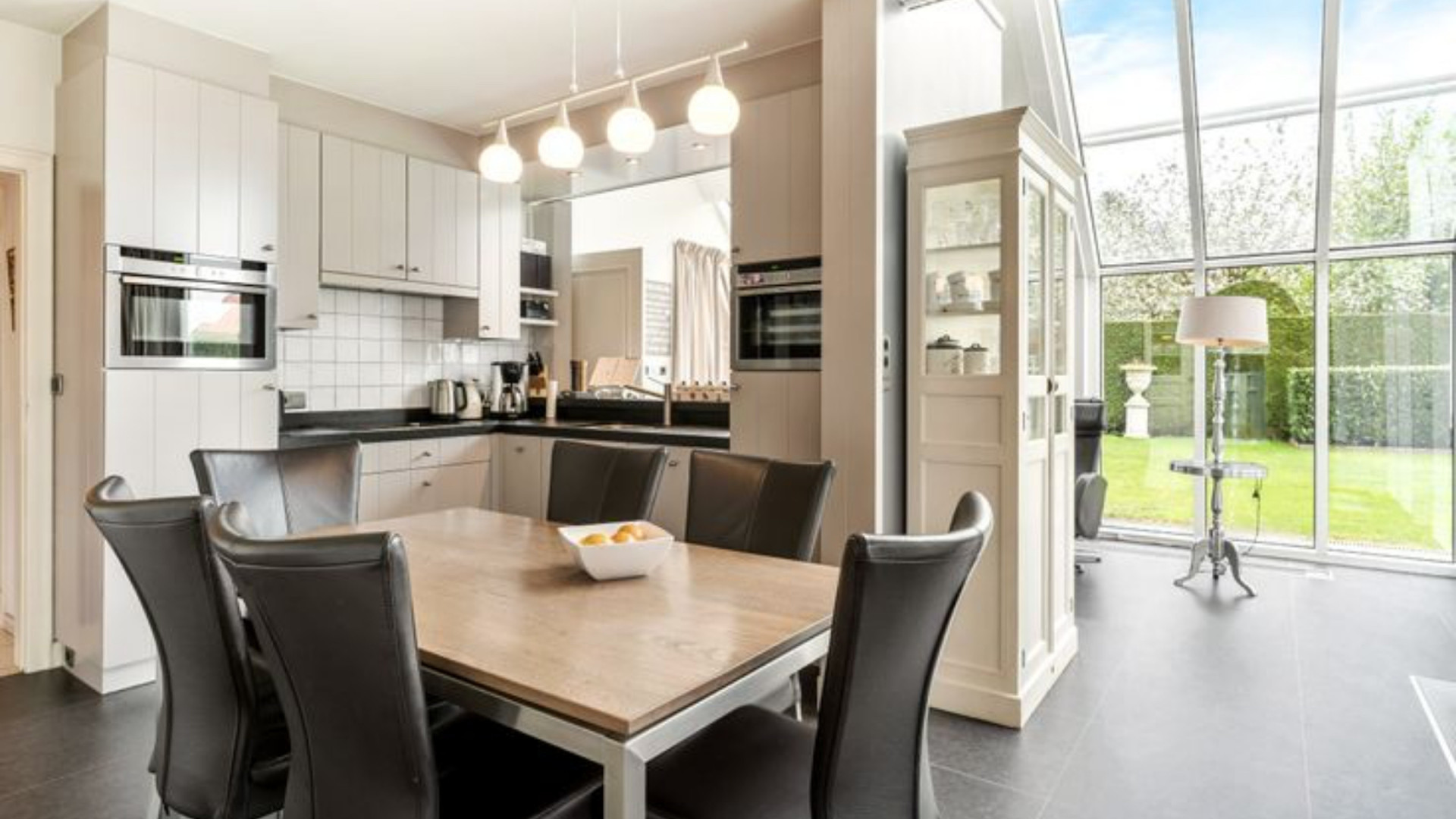 Binnenkijken in net gekochte buitenlandse villa van Roy Donders. Zie foto's 5