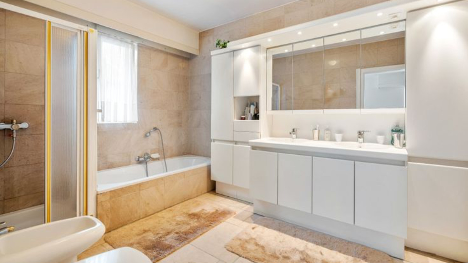 Binnenkijken in net gekochte buitenlandse villa van Roy Donders. Zie foto's 8