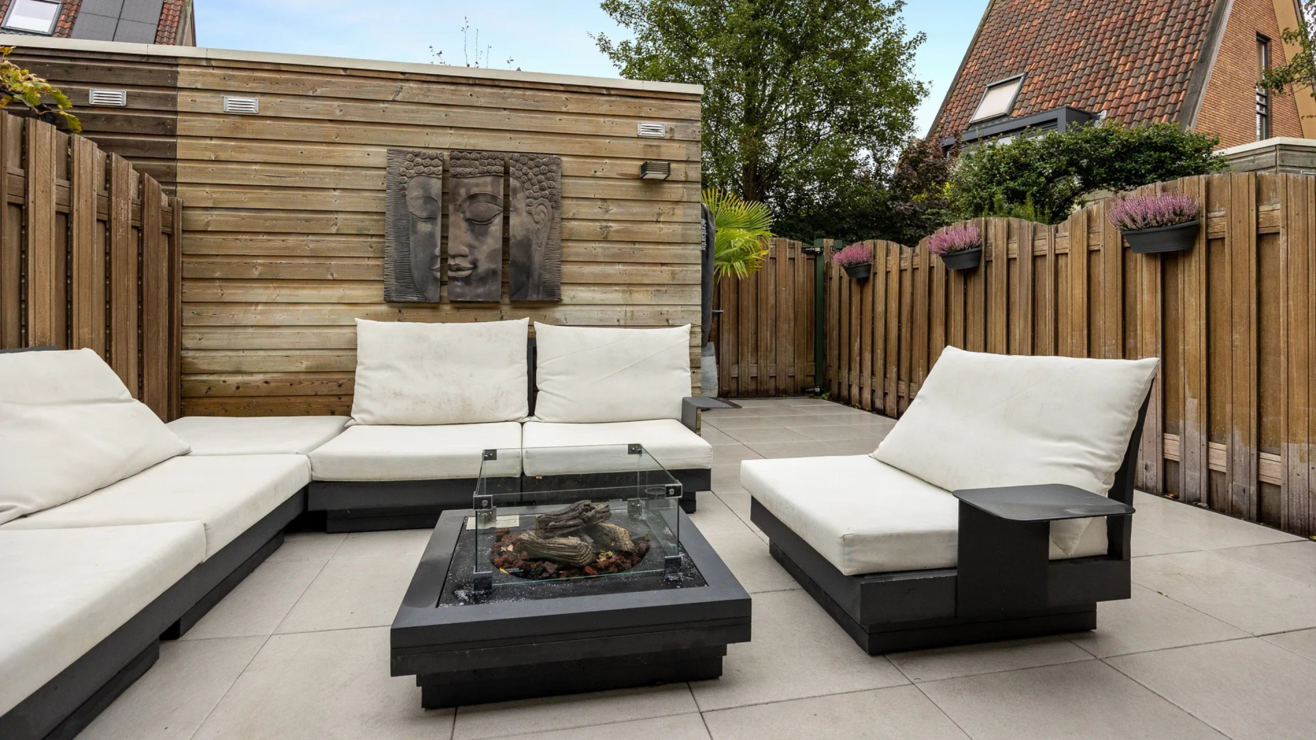 Wesley Sneijder zet woning die hij kocht voor zijn inmiddels overleden ouders te koop. Zie foto’s 9