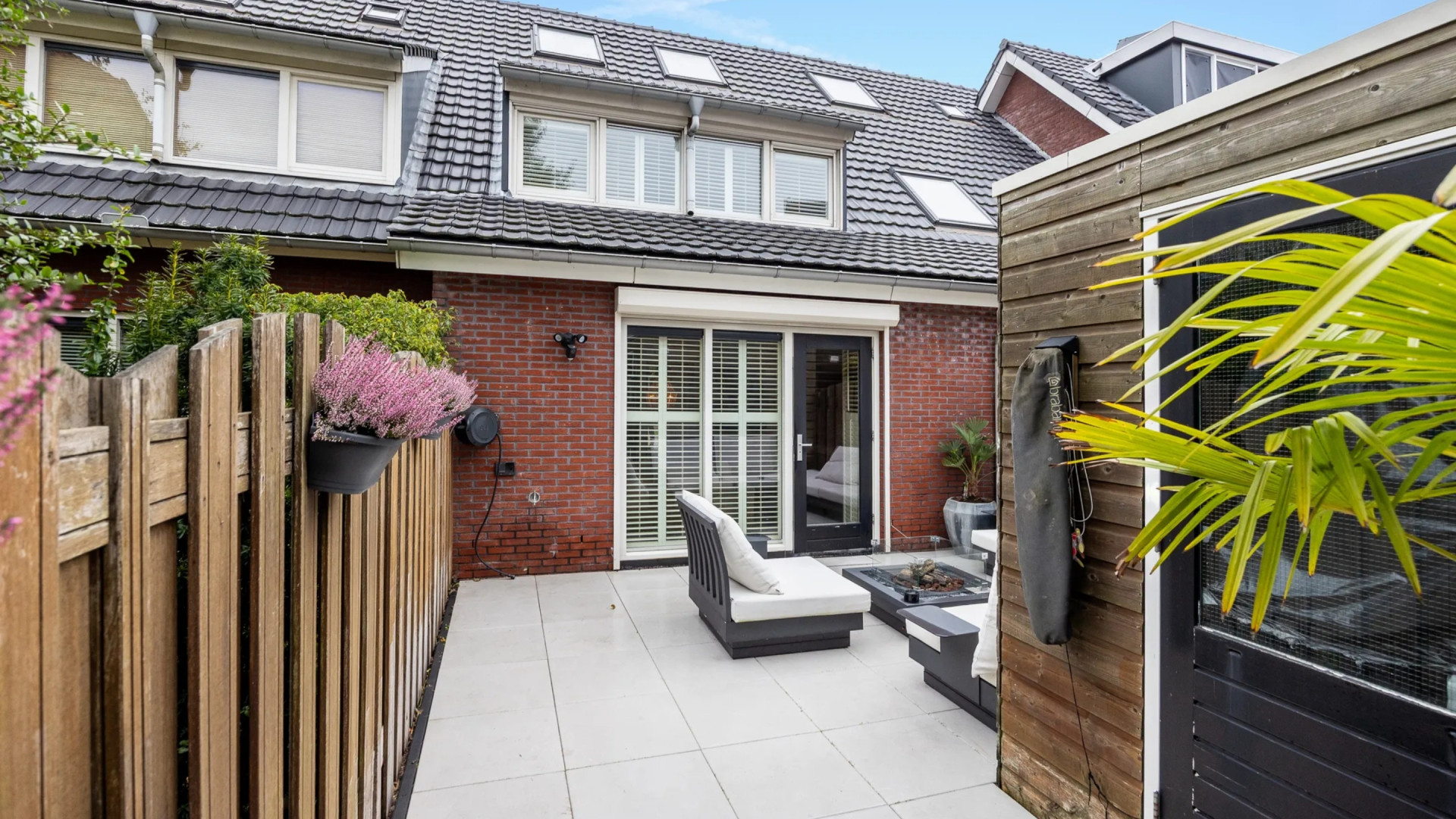 Wesley Sneijder zet woning die hij kocht voor zijn inmiddels overleden ouders te koop. Zie foto’s 10