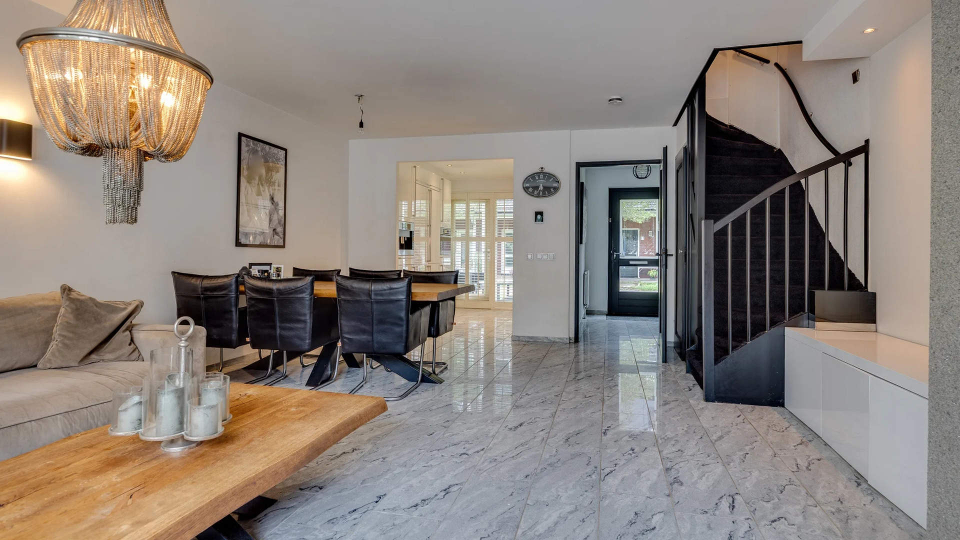 Wesley Sneijder zet woning die hij kocht voor zijn inmiddels overleden ouders te koop. Zie foto’s 4