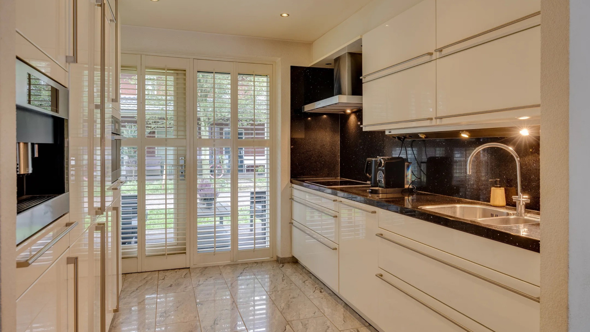 Wesley Sneijder zet woning die hij kocht voor zijn inmiddels overleden ouders te koop. Zie foto’s 5