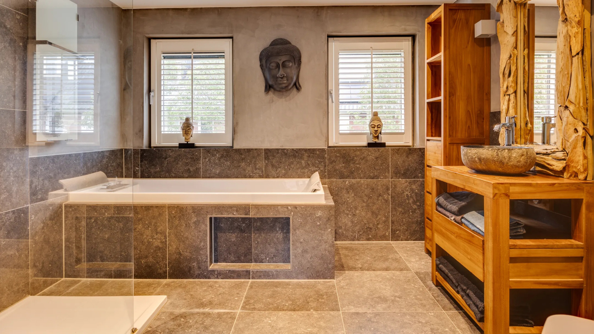 Wesley Sneijder zet woning die hij kocht voor zijn inmiddels overleden ouders te koop. Zie foto’s 7