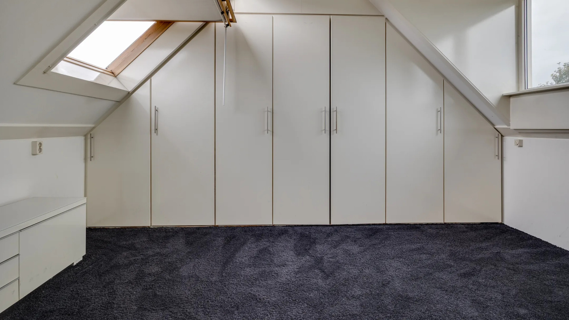 Wesley Sneijder zet woning die hij kocht voor zijn inmiddels overleden ouders te koop. Zie foto’s 8