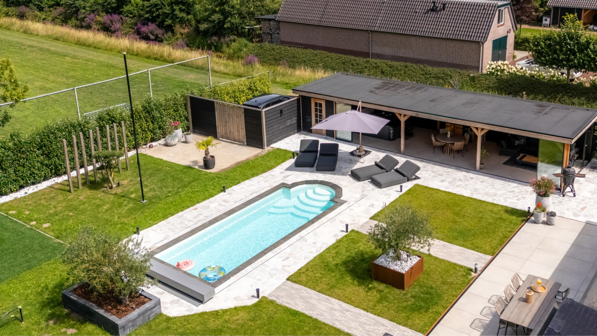 Binnenkijken in prachtige net gekochte villa met zwembad van Feyenoord-speler Luciano Valente. Zie foto’s 11