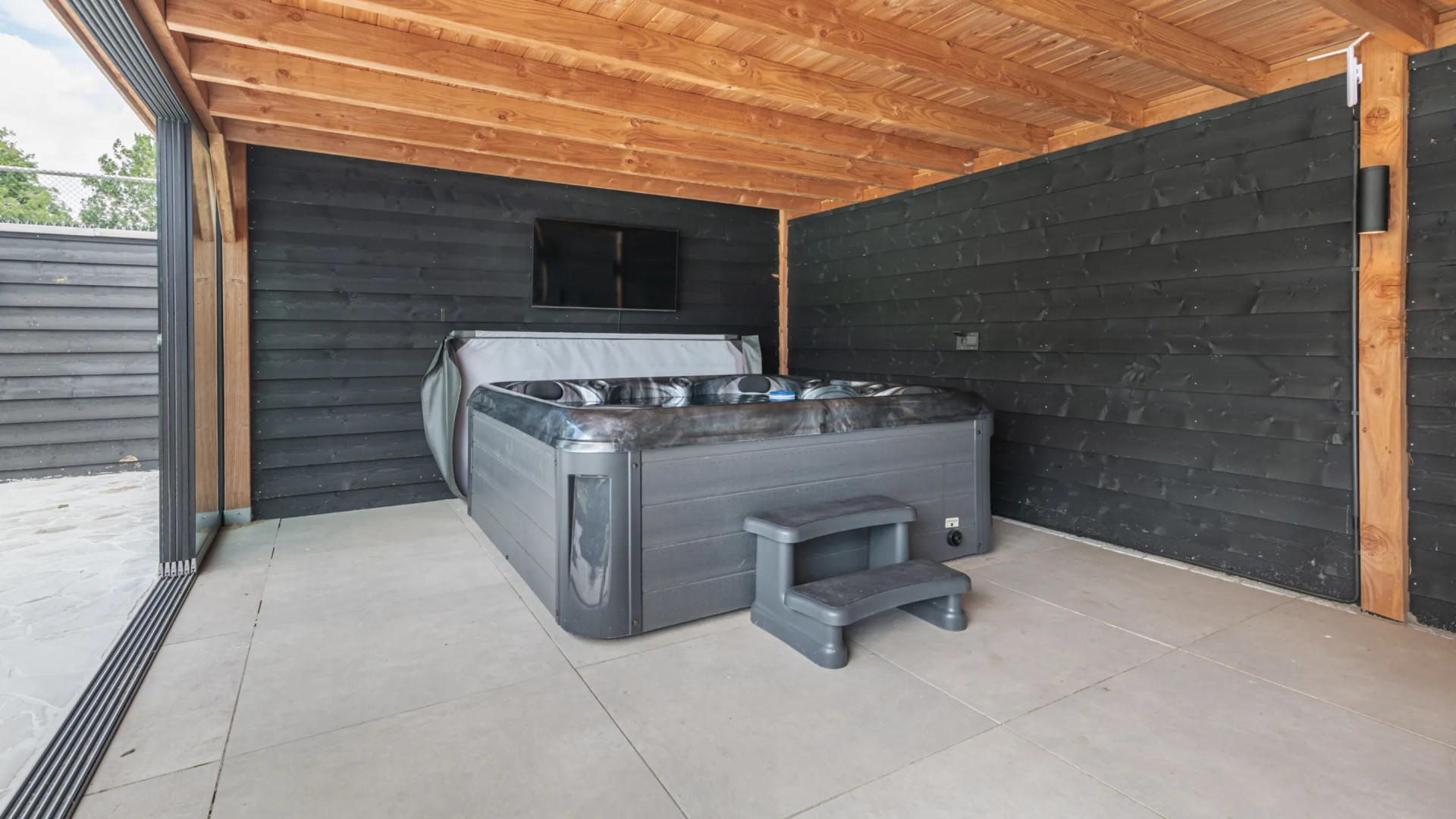 Binnenkijken in prachtige net gekochte villa met zwembad van Feyenoord-speler Luciano Valente. Zie foto’s 12