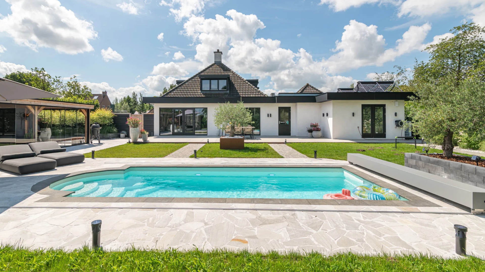 Binnenkijken in prachtige net gekochte villa met zwembad van Feyenoord-speler Luciano Valente. Zie foto’s 2