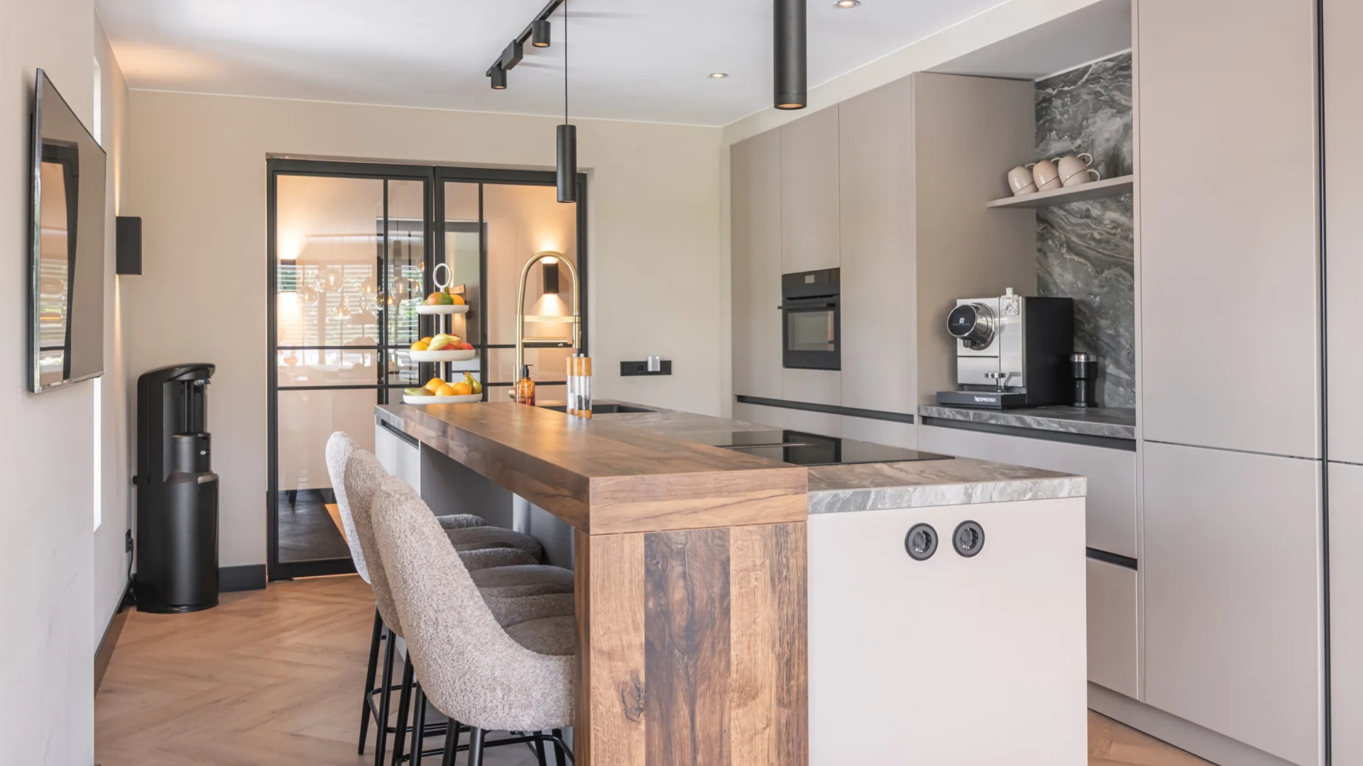 Binnenkijken in prachtige net gekochte villa met zwembad van Feyenoord-speler Luciano Valente. Zie foto’s 7