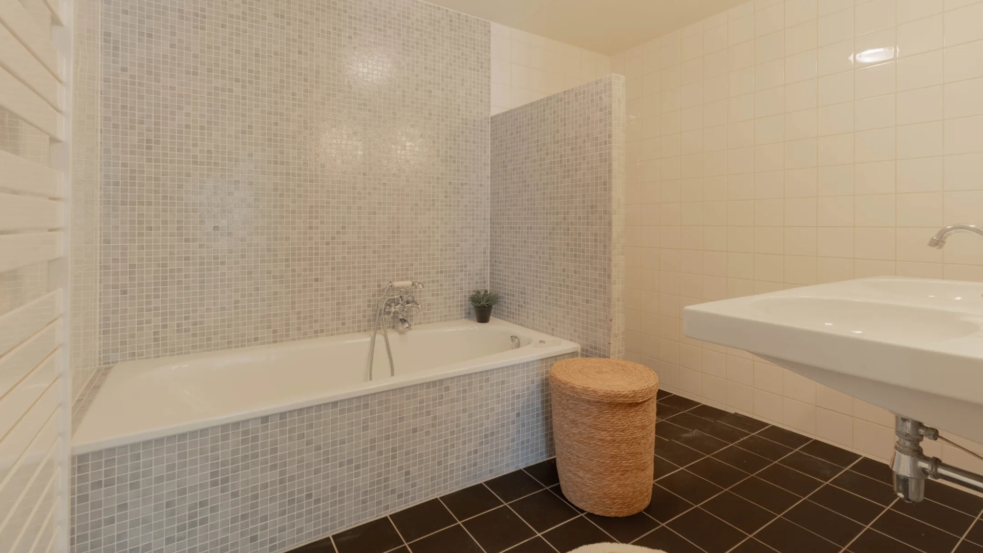 Heeft Edgar Davids geld nodig? Oud-Ajacied verlaagt binnen een maand de prijs van zijn appartement 7