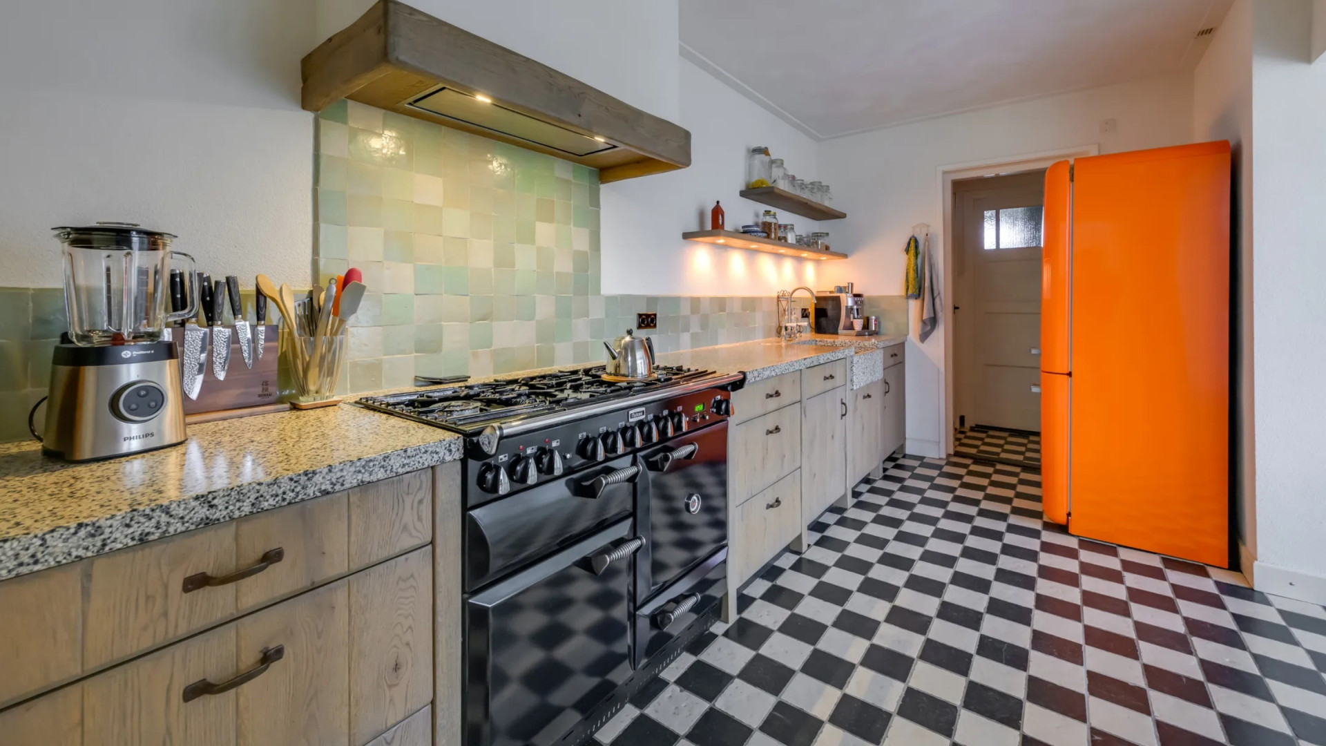 Binnenkijken in de recent gekochte knusse twee-onder-een-kapwoning van Thomas van Groningen 5