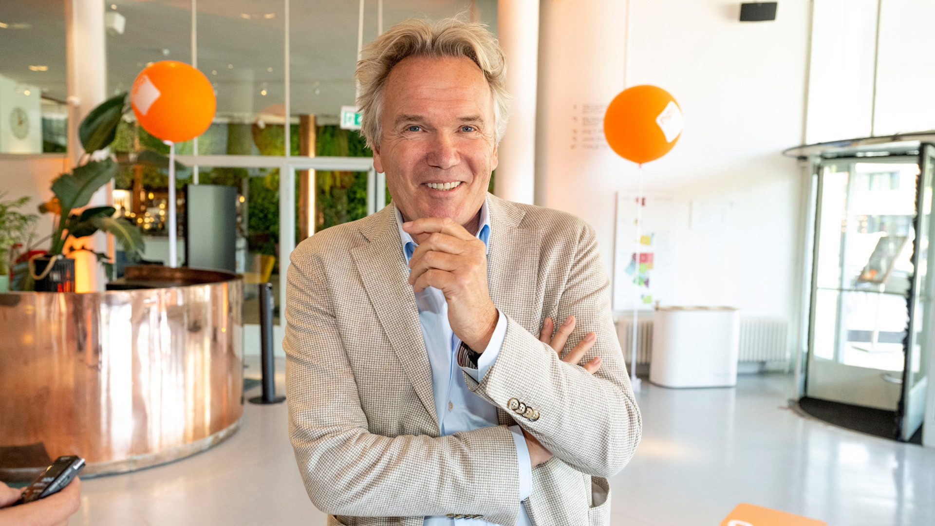 TV-presentator Tom Egbers zet zijn Amsterdamse appartement voor een zeer merkwaardige prijs te koop! Zie foto’s 1