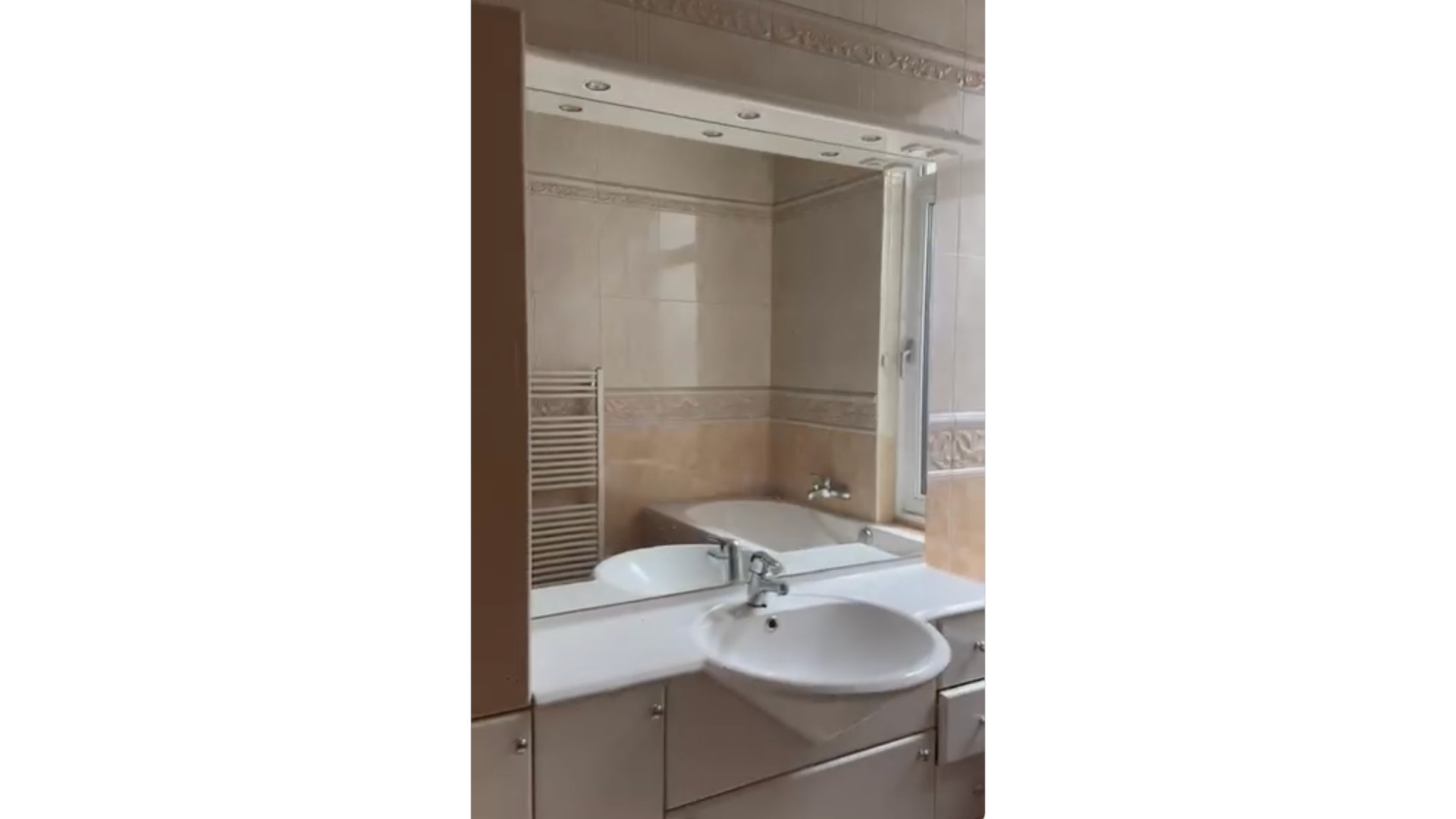 Zo verwaarloosd trof Rob Jetten zijn nieuwe Haagse woning aan. Zie beelden 7