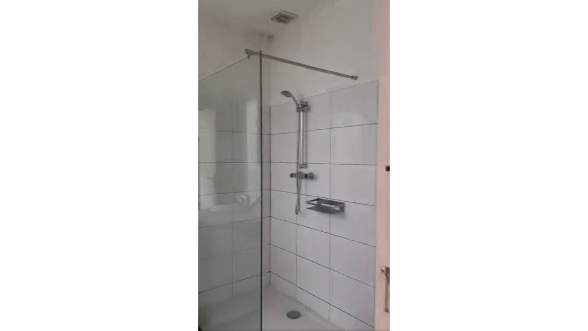 Zo verwaarloosd trof Rob Jetten zijn nieuwe Haagse woning aan. Zie beelden 9