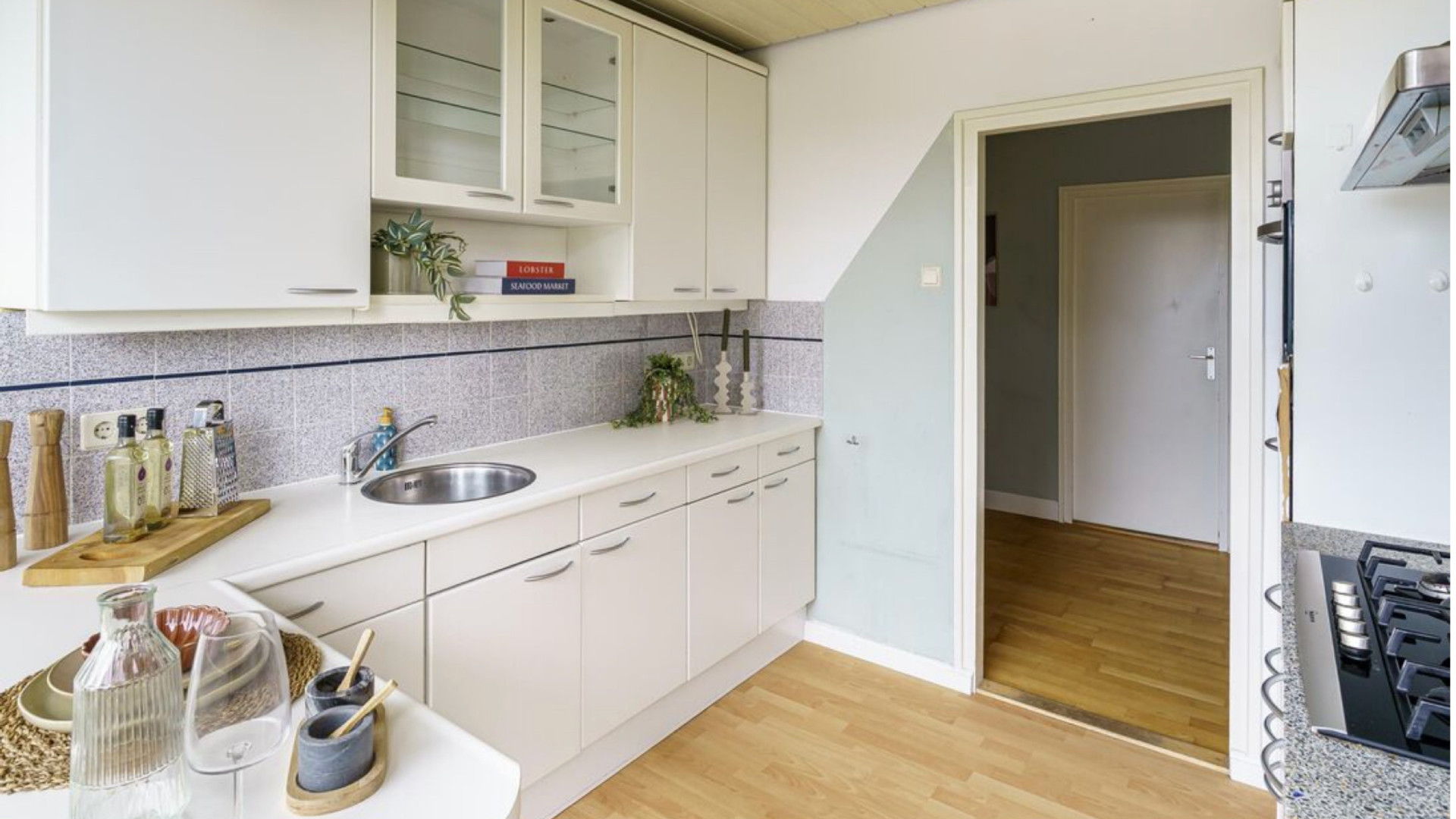 Shownieuws-presentatrice Tooske Ragas zet haar appartement te koop. Zie binnenfoto’s 5